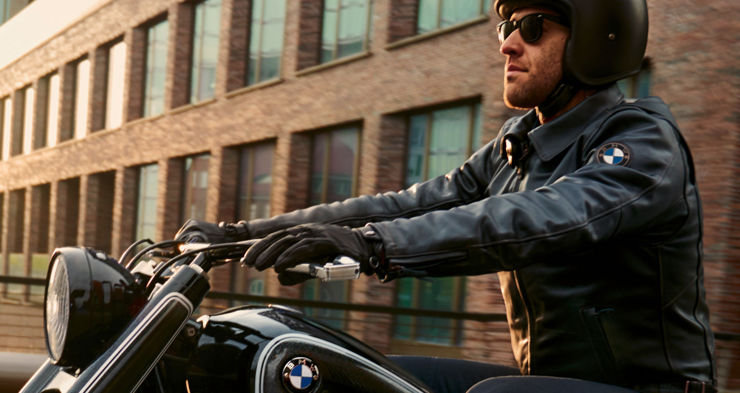 復古騎行系列服飾不只讓車主能穿搭得更有復古風，BMW同樣也沒忘記騎車所需的安全防護機能